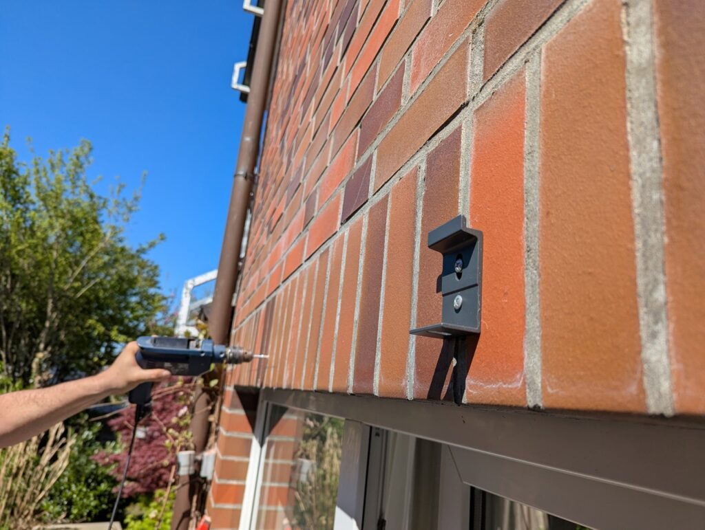 Dach über dem Kopf - Mit der Pergolux Pergola S3 nun auch auf der Terrasse 12 pergolux pergola wandverankerung min