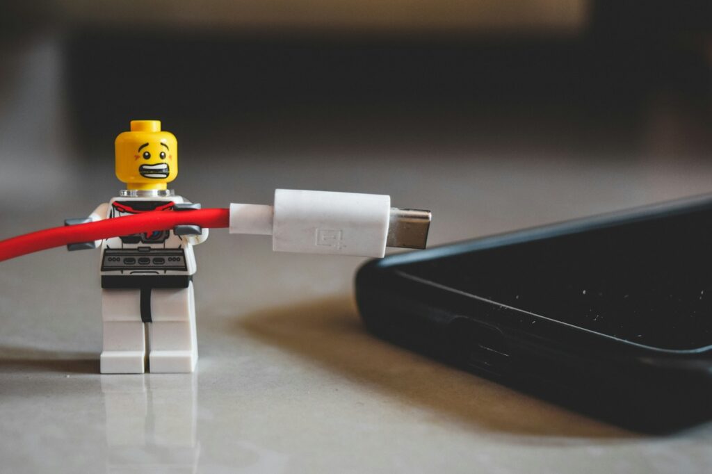 Digital Detox? Nicht mit Kindern! So bleibst du im Familienurlaub clever online 7 rishabh pammi xNF2CdOnpGU unsplash