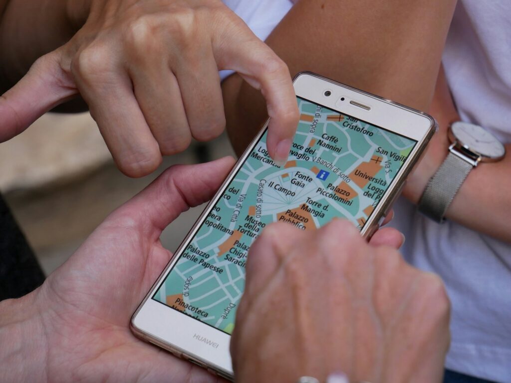 Digital Detox? Nicht mit Kindern! So bleibst du im Familienurlaub clever online 6 Dank eSim ist man auch im Urlaub immer online und kann sein Handy zum Beispiel zur Navigation nutzen