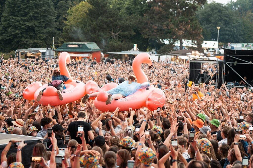 Festivals mit Kindern - 9 spannende Events im Sommer für die ganze Familie 6 JB2024 Querbeat Jonas Diener Flamingos min