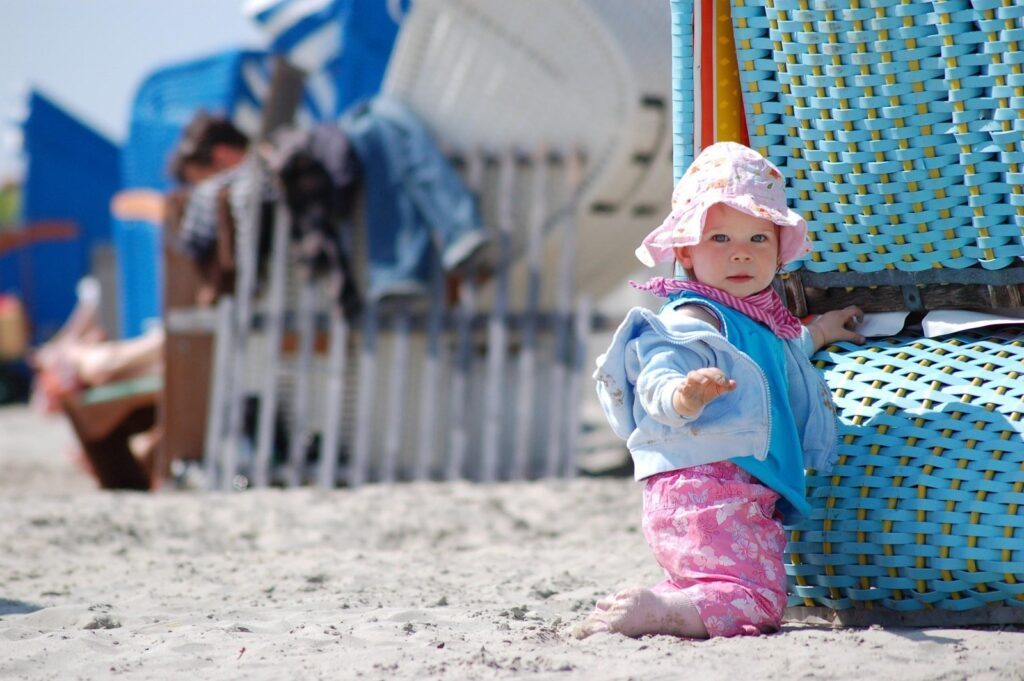 Here comes the sun - So schützt du dein Kind im Sommer richtig vor der Sonne 6 Kleidung hilft am Strand am besten vor der Sonne