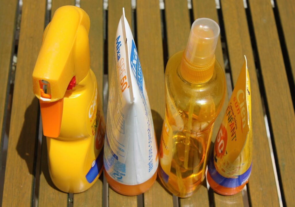 Here comes the sun - So schützt du dein Kind im Sommer richtig vor der Sonne 9 sunscreen 1461335 1920