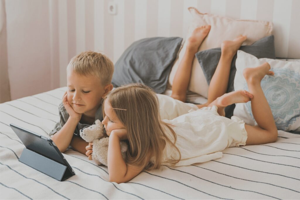 Lesezeit per App – Warum Lylli mehr ist als nur ein digitaler Vorleser 7 Boy and girl reading with Lylli 2