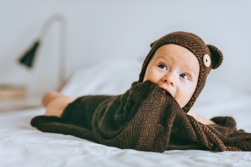 Nägelkauen, Haaredrehen & Co.: Wenn Kinder unbewusst um Hilfe bitten 7 Nägelkauen oder an Klamotten nuckeln sind kein Grund zum Meckern, sondern zum Helfen