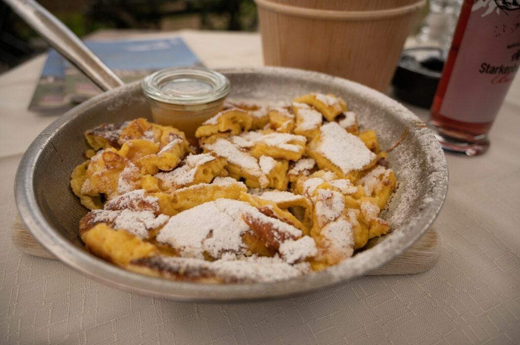 Der Kaiserschmarrn passt perfekt auf den Kinderteller.