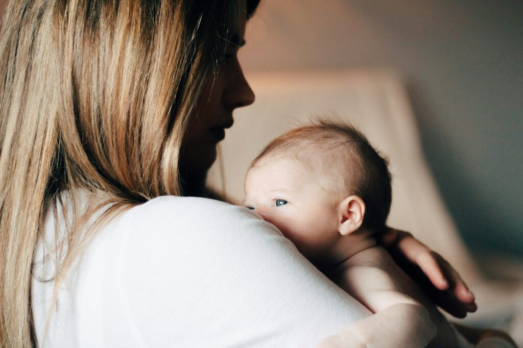 Papa will mehr, Mama macht mehr: Warum Familien noch nicht gleichberechtigt sind 8 hollie santos aUtvHsu8Uzk unsplash