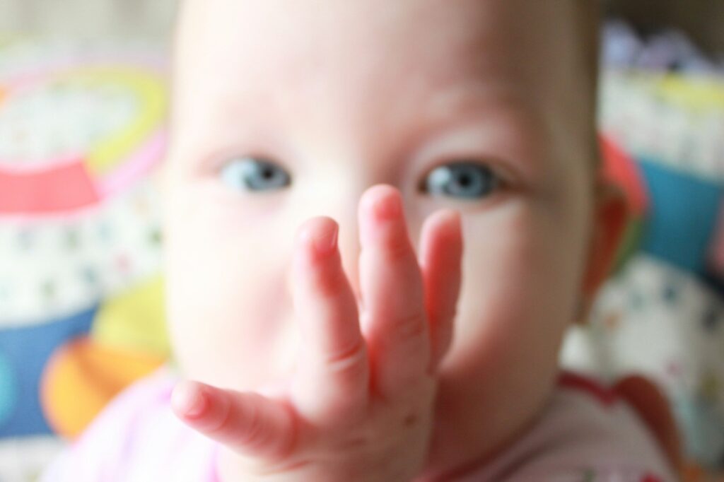 Nägelkauen, Haaredrehen & Co.: Wenn Kinder unbewusst um Hilfe bitten 6 martin dube IzgB8k1gF4k unsplash