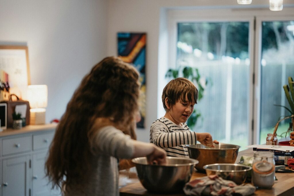 Familienmahlzeiten clever und stressfrei gestalten 6 Kinder können bei der Planung und Vorbereitung der Mahlzeiten mit anpacken