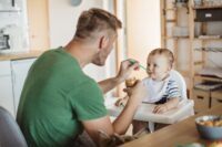 Mann fuettert Baby iStock 1018915108 svetikd