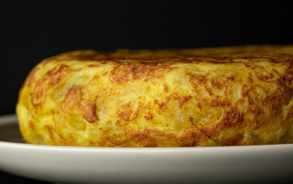 Rezept des Monats 10.2025: Kartoffel-Omelette mit Käse 6 Das Kartoffel-Omelette mit Käse passt perfekt in die Familienküche