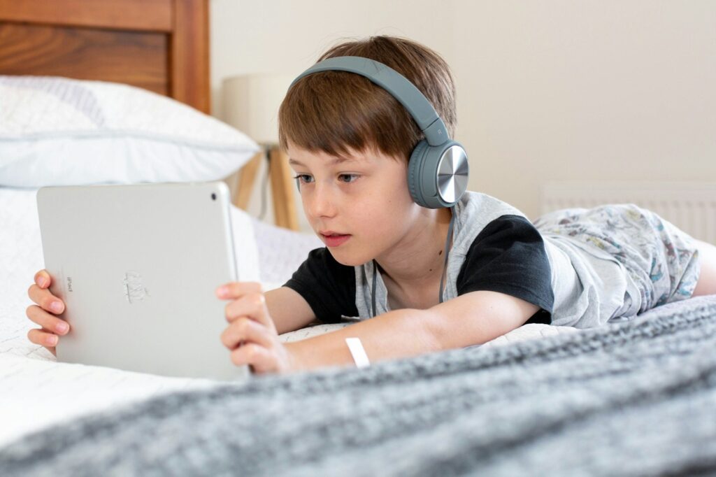 Von TikTok bis Schulhof: So lernen Kinder, Fakten von Fakes zu unterscheiden 8 emily wade DfqQKk2qqaY unsplash