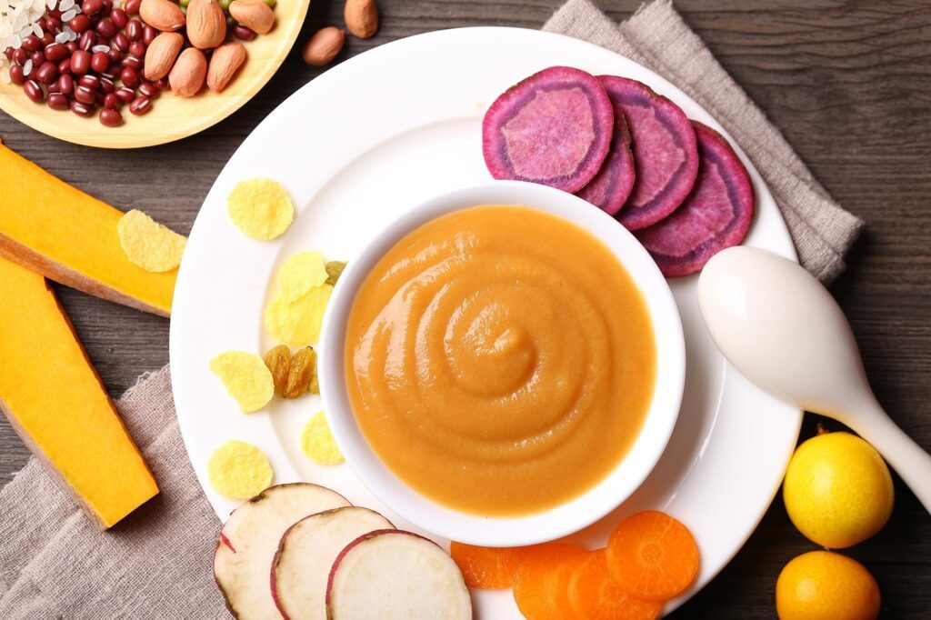 Fertigbrei oder selbstgekocht? Der entspannte Weg durch die Beikost-Zeit 7 Der Brei für das Baby kann selbst gekocht oder im Glas gekauft werden