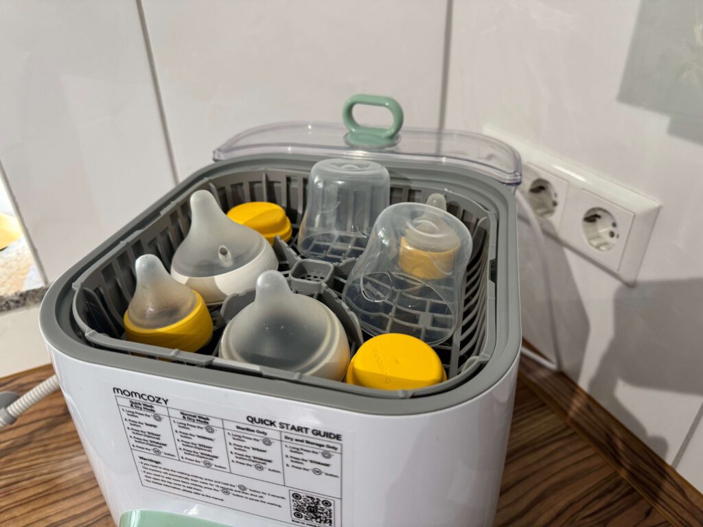 Mit dem Momcozy KleanPal Pro können Eltern ihre Flaschen reinigen