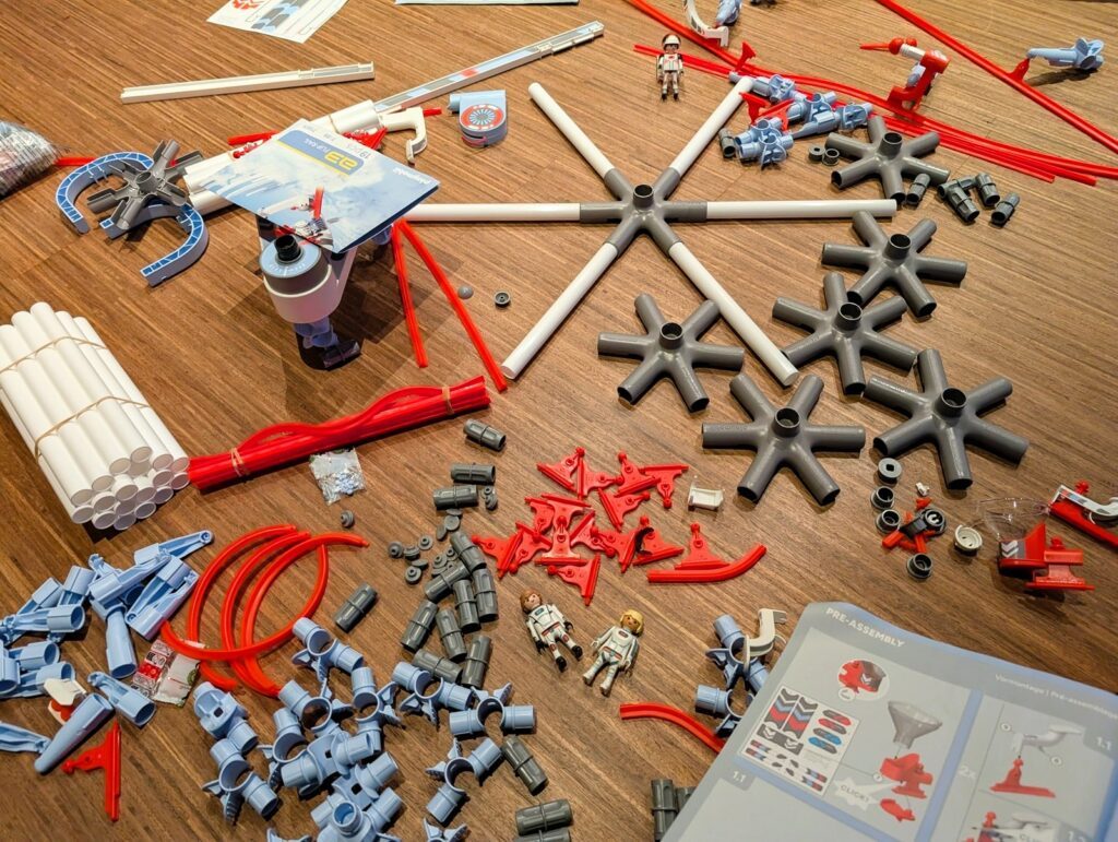 Die Bahnen der Playmobil Sky Trails werden aus vielen Einzelteilen zusammengebaut