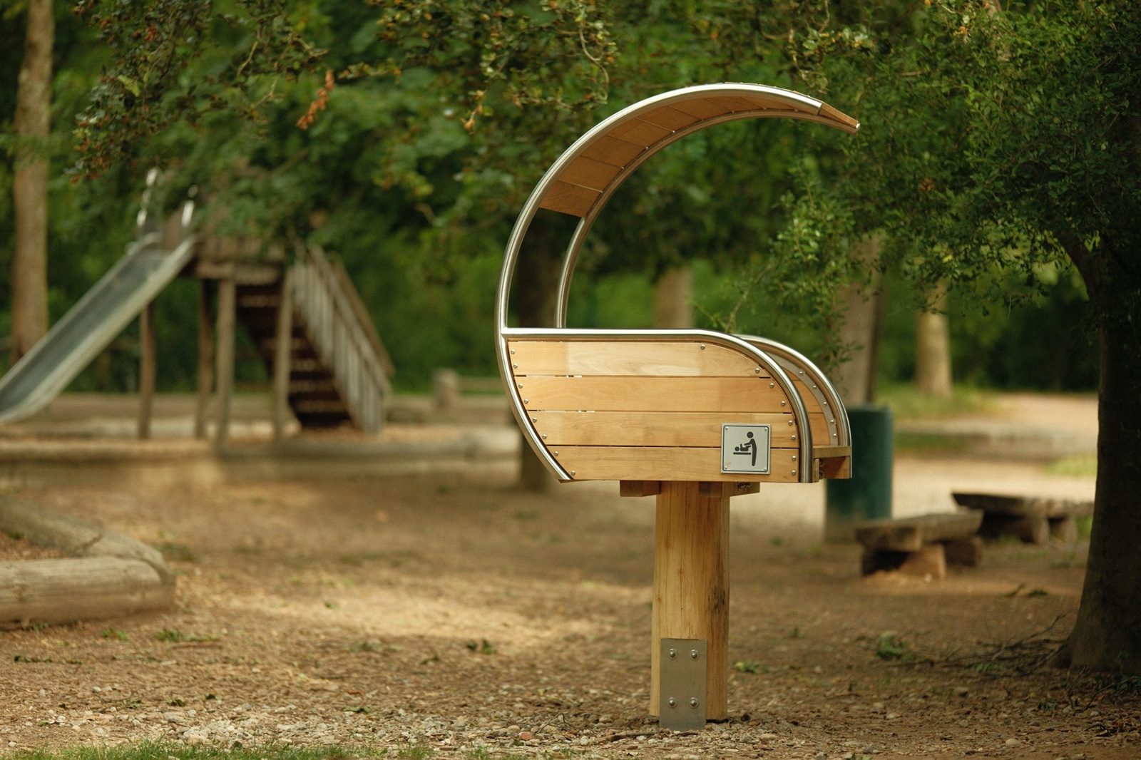 Der Outdoor-Wickeltisch für Spielplätze - Ein Wickelboard braucht jede Stadt 4 WB1