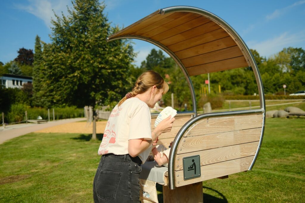 Der Outdoor-Wickeltisch für Spielplätze - Ein Wickelboard braucht jede Stadt 6 Wickelboard Pressebild Kind wickeln min