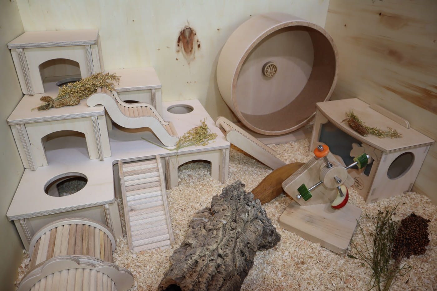 Der Hamster – das perfekte Haustier für Jugendliche? 11 Der Käfig vom Hamster wird zum Spielplatz für den kleinen Nager