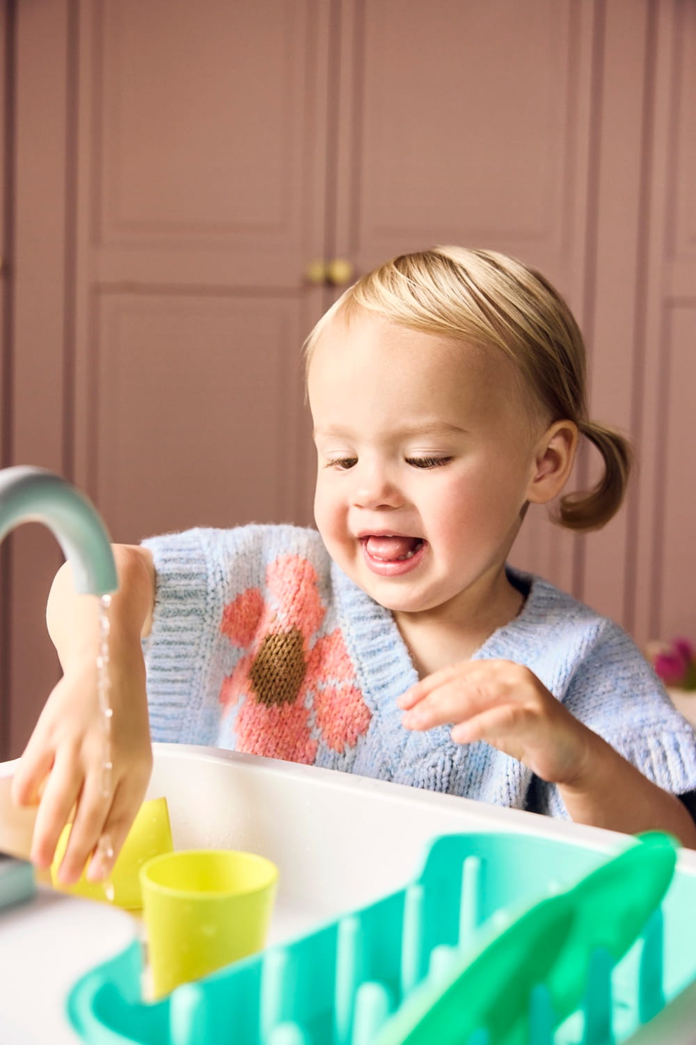 Lovevery Helfer Set Kuechenspuele Lifestyle 1