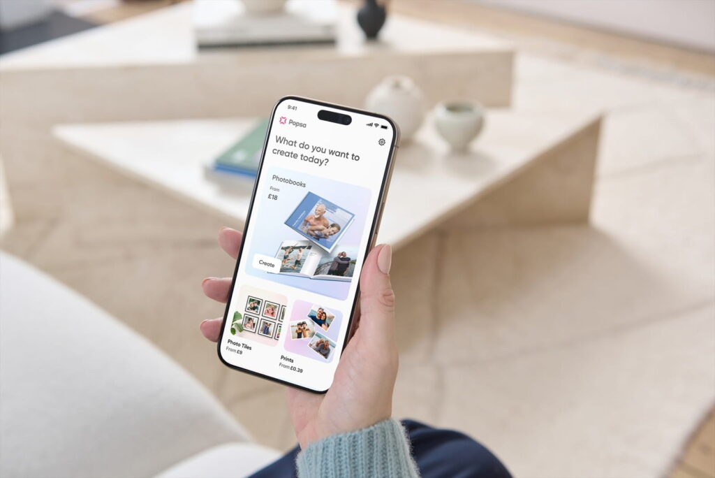 Da arbeiten wo die Bilder sind Die Fotoprodukte von Popsa werden direkt am Handy erstellt © Popsa 1