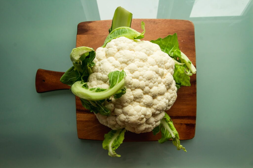 Rezept des Monats 05.2026: Blumenkohlsteaks und Rucola-Pesto auf Kartoffelpüree 6 louis hansel PT GXFtQj s unsplash 1