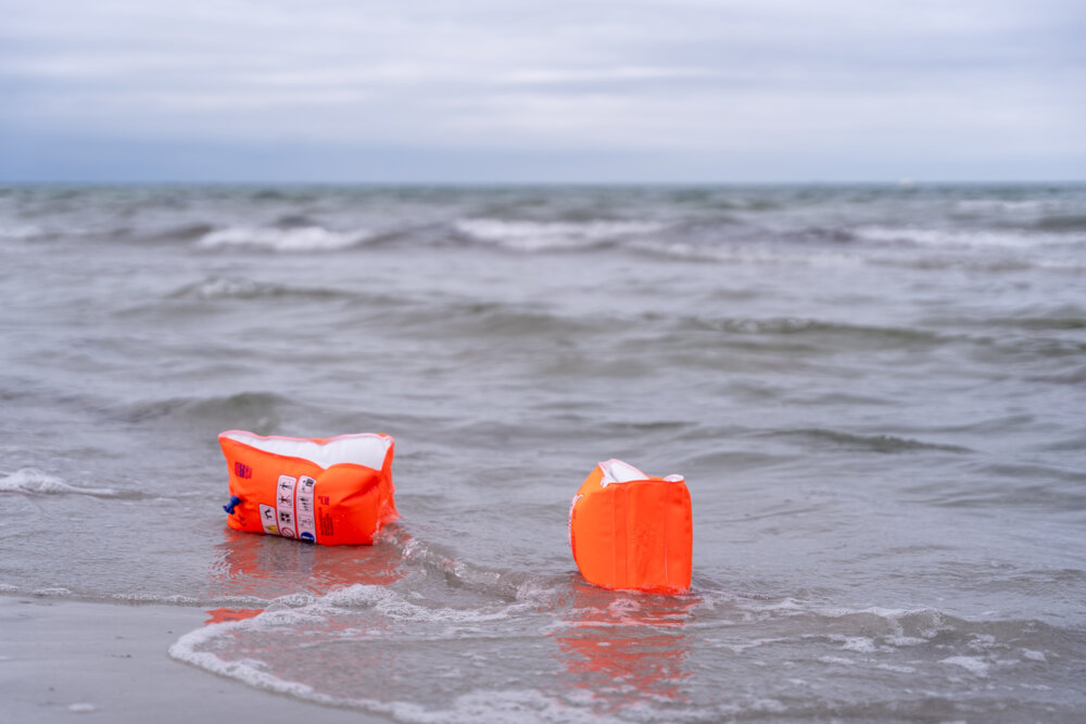 Schwimmflügel liegen angeschwemmt am Strand