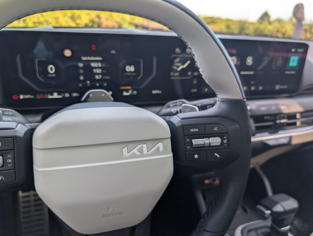 Goldfingers Ride – Testfahrt mit dem Kia K4 GT-Line in den Familienurlaub nach Dänemark 6 KIA K4 1.6 T-GDI Lenkrad und Armatur