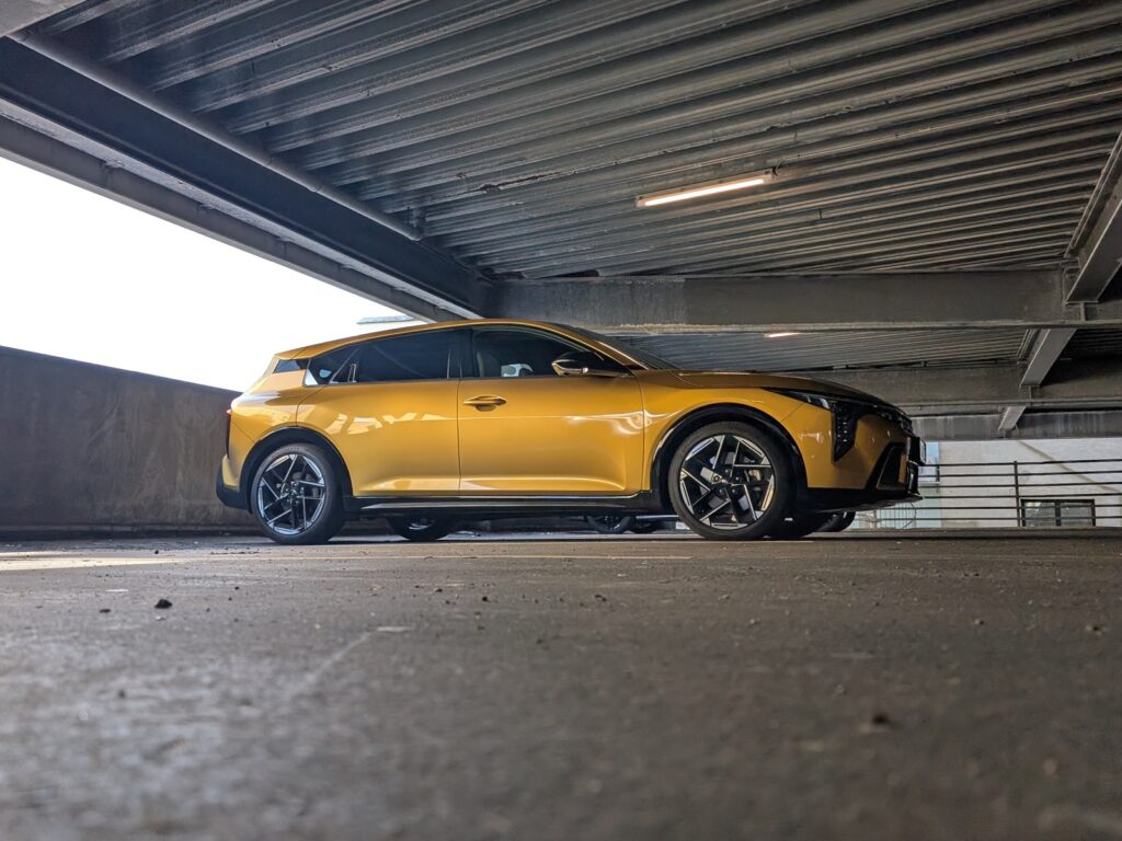 Goldfingers Ride – Testfahrt mit dem Kia K4 GT-Line in den Familienurlaub nach Dänemark 19 KIA K4 1.6 T-GDI Seitenansicht Parkhaus
