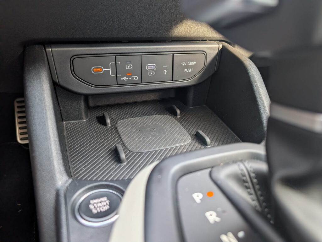 Goldfingers Ride – Testfahrt mit dem Kia K4 GT-Line in den Familienurlaub nach Dänemark 13 KIA K4 1.6 T-GDI USB Ladestation