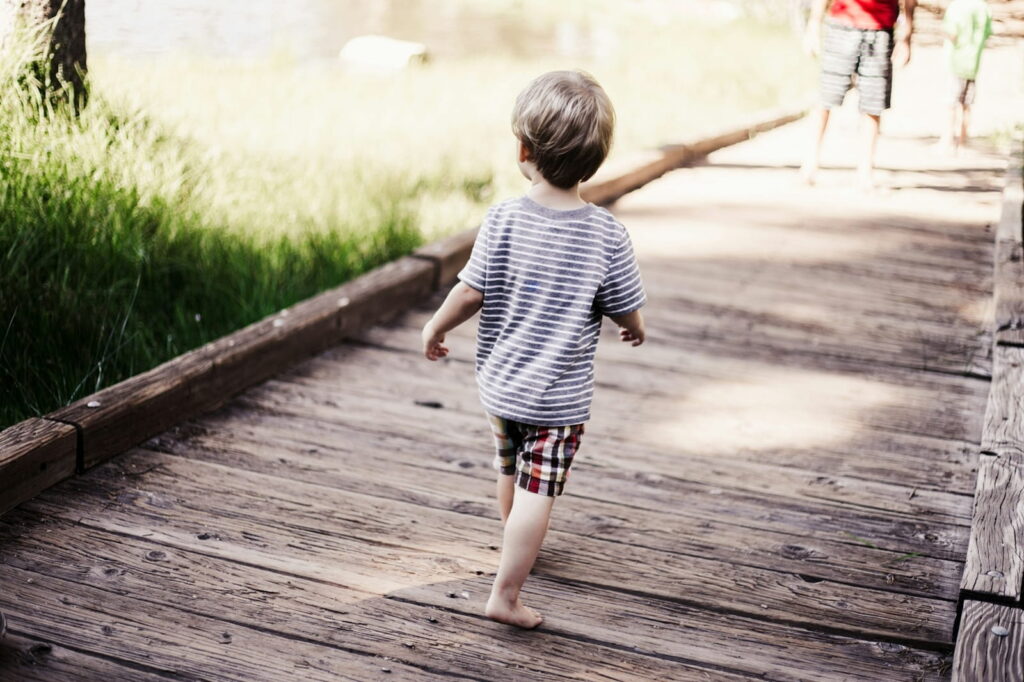 Öfter mal Schuhe aus - Das beste Fußtraining für Kinder kostet nichts 8 japheth mast us0v9qdYtGQ unsplash 1