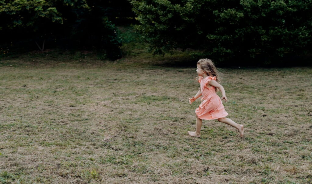 Öfter mal Schuhe aus - Das beste Fußtraining für Kinder kostet nichts 6 kelly sikkema F f2UtFvP14 unsplash 1