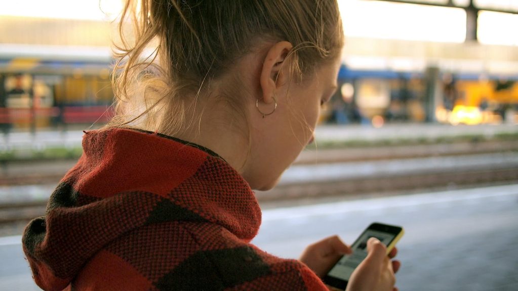 Der Endgegner des Kinderrückens heißt nicht Schulranzen, sondern Bildschirm 8 daria nepriakhina XR5rkprHQU unsplash 1