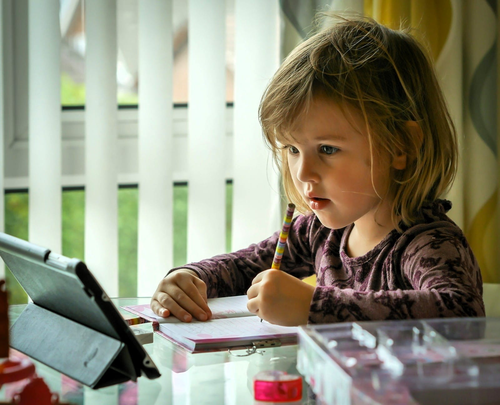 Medienführerschein für Kinder - Wie Väter ihre Kinder fürs Netz stark machen 4 carl jorgensen leyUrzdwurc unsplash 1