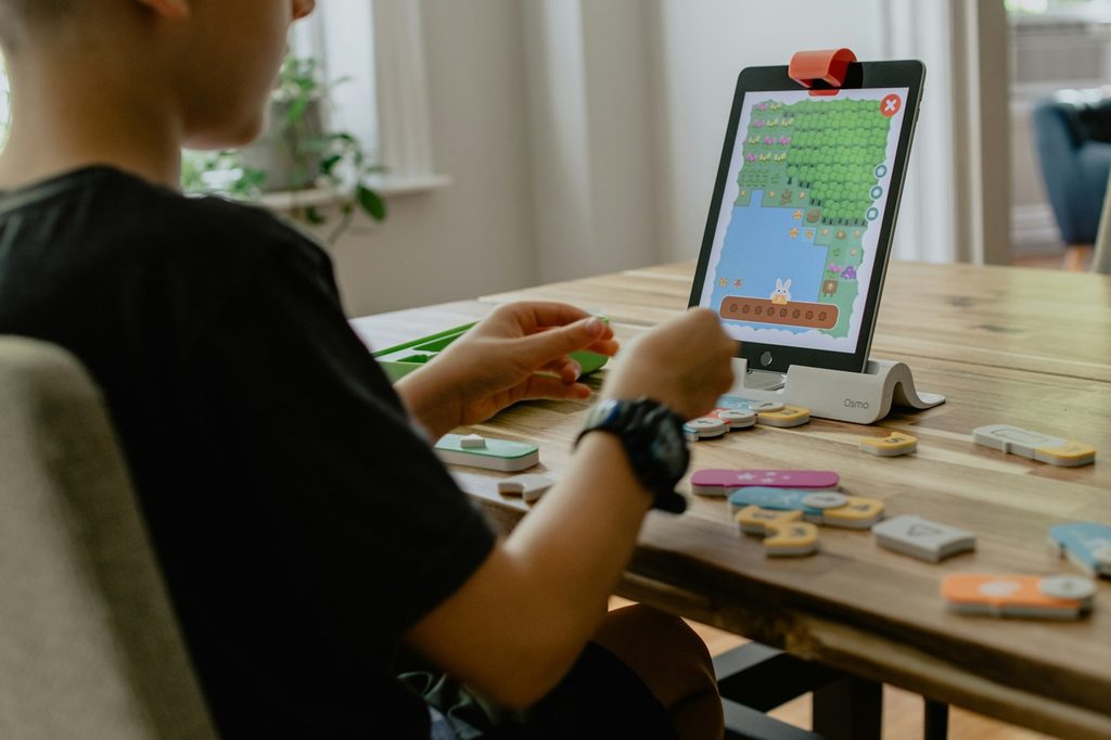 Medienführerschein für Kinder - Wie Väter ihre Kinder fürs Netz stark machen 7 kelly sikkema 37Gug7AWjoo unsplash