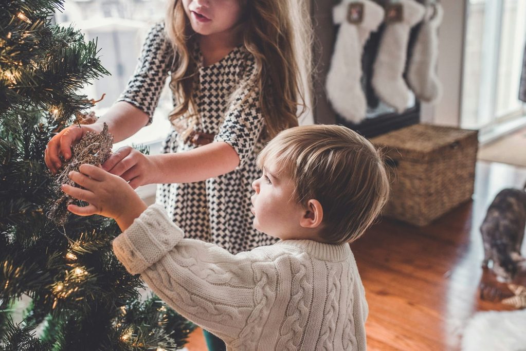 Kinder lieben Weihnachten und Geschenke