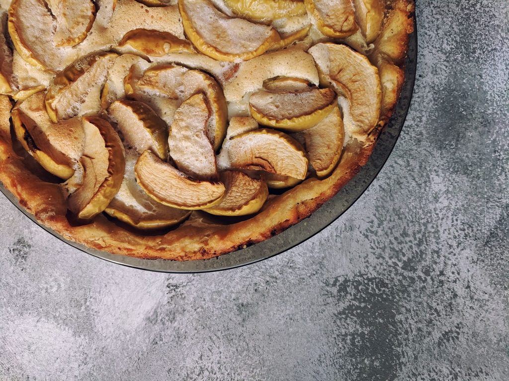 Ein Pfannkuchen mit Äpfeln ist ein tolles Familienessen