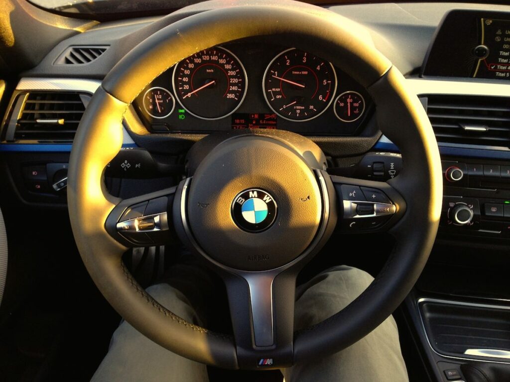 BMW 320d Touring (2014) im Familiencheck - der Bayernkombi 7 BMW 320d Touring (2014) Lenkrad