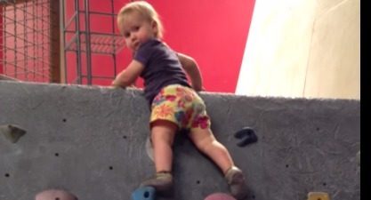 Spiderman ist ne Wurst dagegen... 43 Baby climbing indoors YouTube
