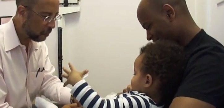 Lustiger Doktor gibt Spritzen. Kind lacht. Verrückt 43 Baby laughing while getting shots YouTube