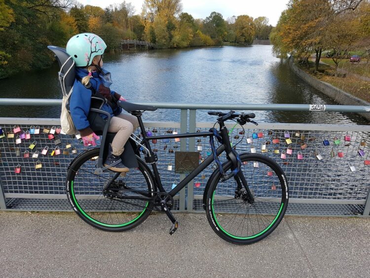 Papas Fahrrad-SetUp hoch2: CUBE HYDE RACE & Britax-Römer - Cube Bike HyDe Race KinDersitz 750x563
