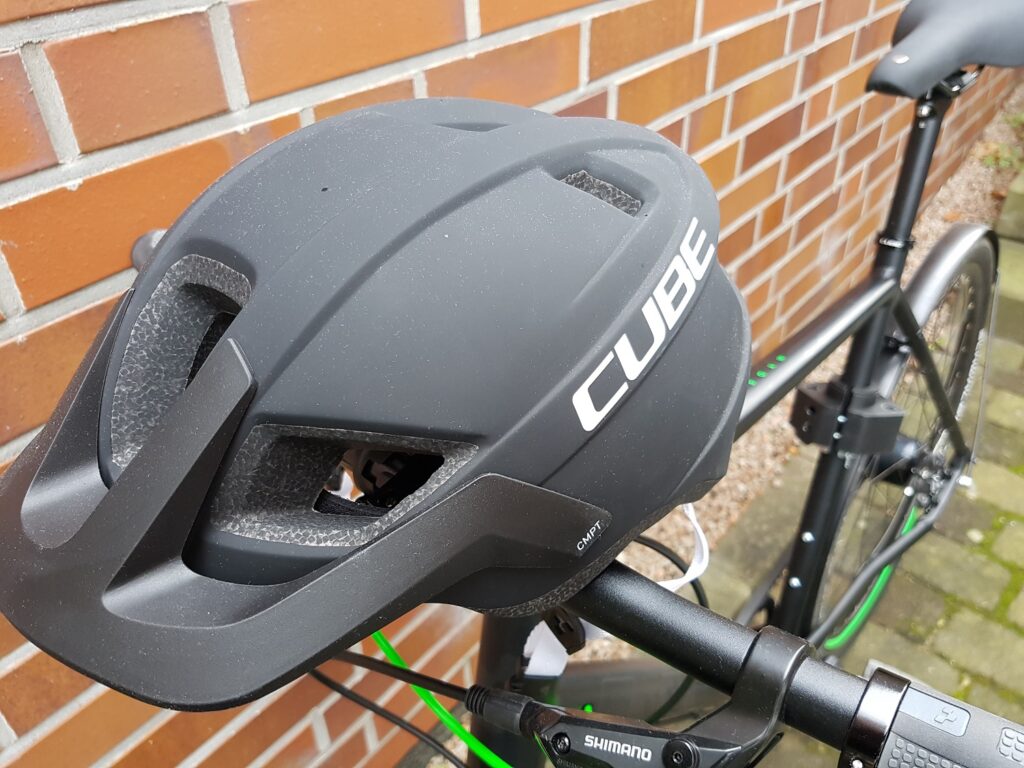Papas Fahrrad-SetUp hoch2: CUBE HYDE RACE & Britax-Römer 7 Cube helm