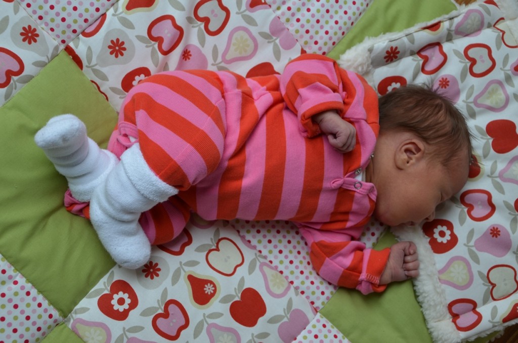 Die ersten Tage mit Baby zuhause. So wird's entspannt 6 Dem Baby möchte man selbst beim Schlafen zugucken