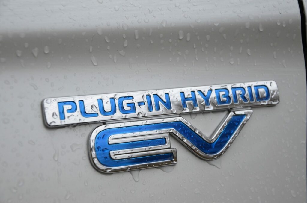 Mitsubishi Outlander Plug-in Hybrid (2014) Typenschild
