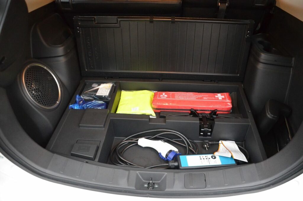 Mitsubishi Outlander Plug-in Hybrid (2014) Equipment