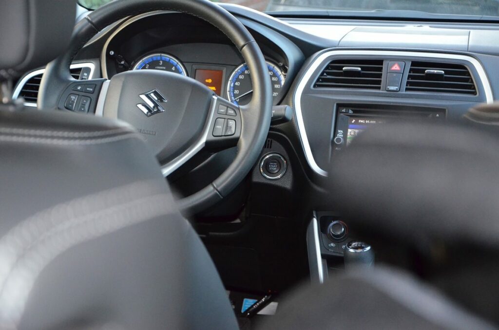 Suzuki SX4 S-Cross (2015) Cockpit