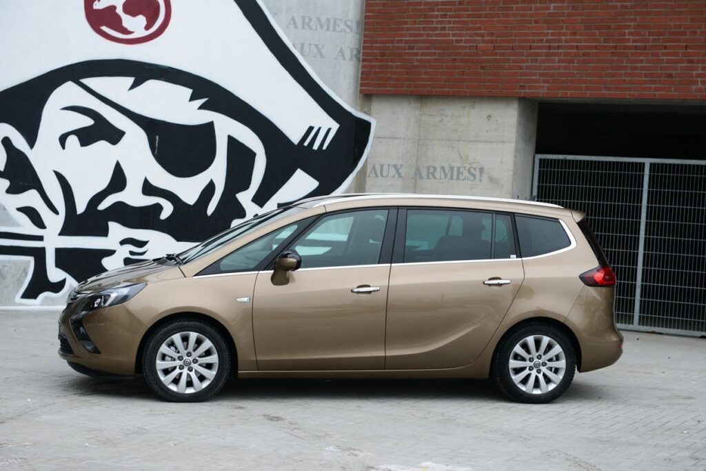 Opel Zafira Tourer (2014) im Familiencheck 13 Opel Zafira Tourer (2014) Seitenansicht
