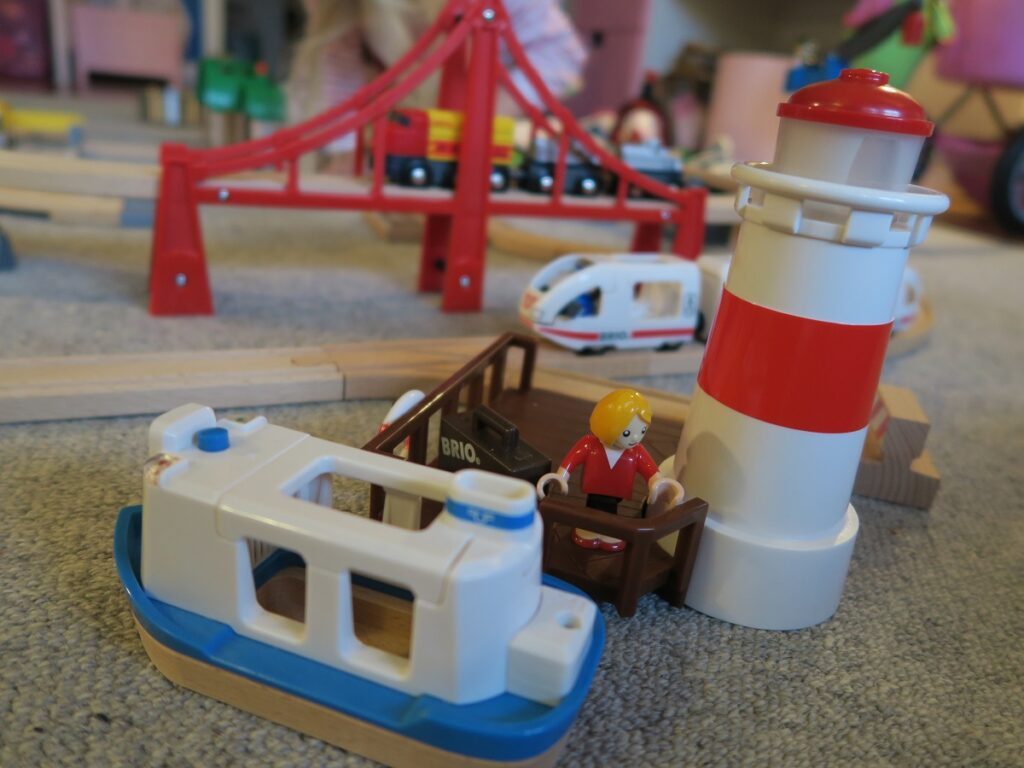 Das große BRIO Premium Set im Papa-Check 9 Der Bootsanleger beim BRIO Premium Set lockt zur Seefahrt