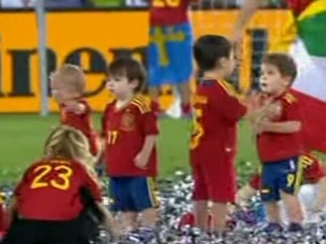 Fernando Torres Spanish players celebrate with their kids YouTube e1677160281333