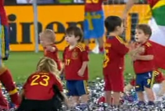 Fussballer feiern Titel mit Ihren Kindern 43 Fernando Torres Spanish players celebrate with their kids YouTube