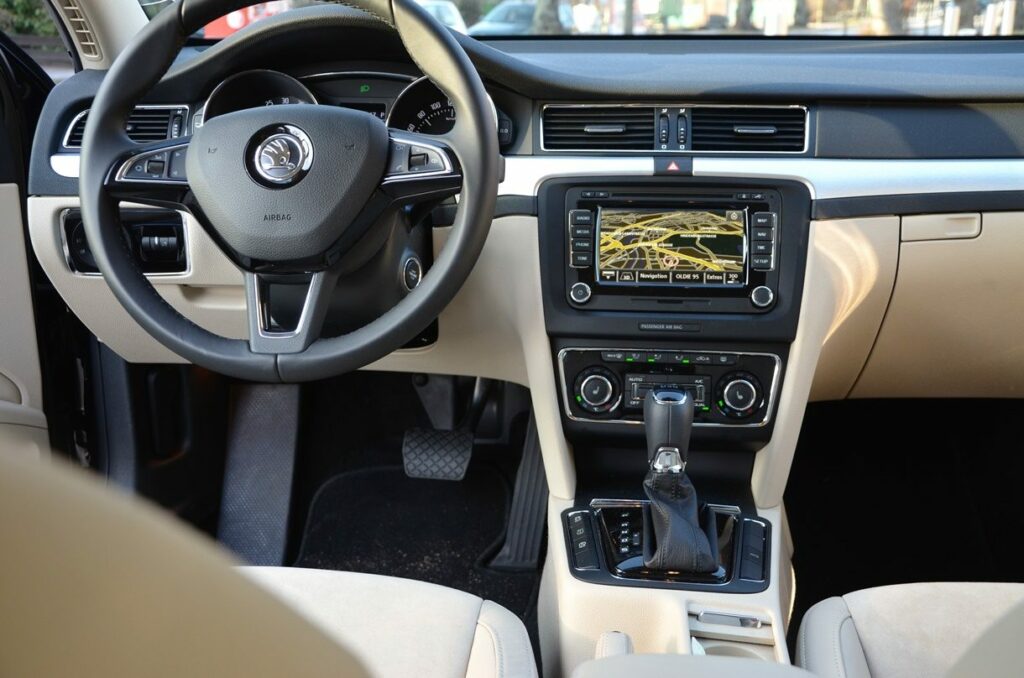 Škoda Superb Combi 2.0 TDI Green tec (2014) im Familiencheck 10 Škoda Superb Combi (2014) Navi
