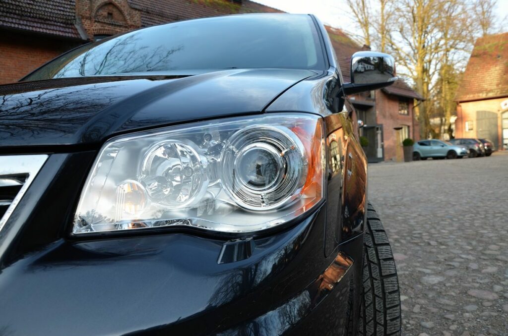 Lancia Voyager Platinum 2.8 MultiJet 16v (2014) im Familiencheck 9 Lancia Voyager Platinum (2014) Scheinwerfer